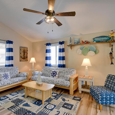 Ocean Isle Apartment With Balcony, 1 Mi To Beach! โอเชียนไอเอิลบีช ภายนอก รูปภาพ