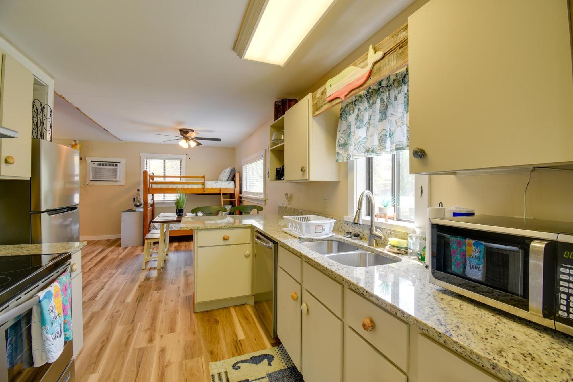 Ocean Isle Apartment With Balcony, 1 Mi To Beach! โอเชียนไอเอิลบีช ภายนอก รูปภาพ