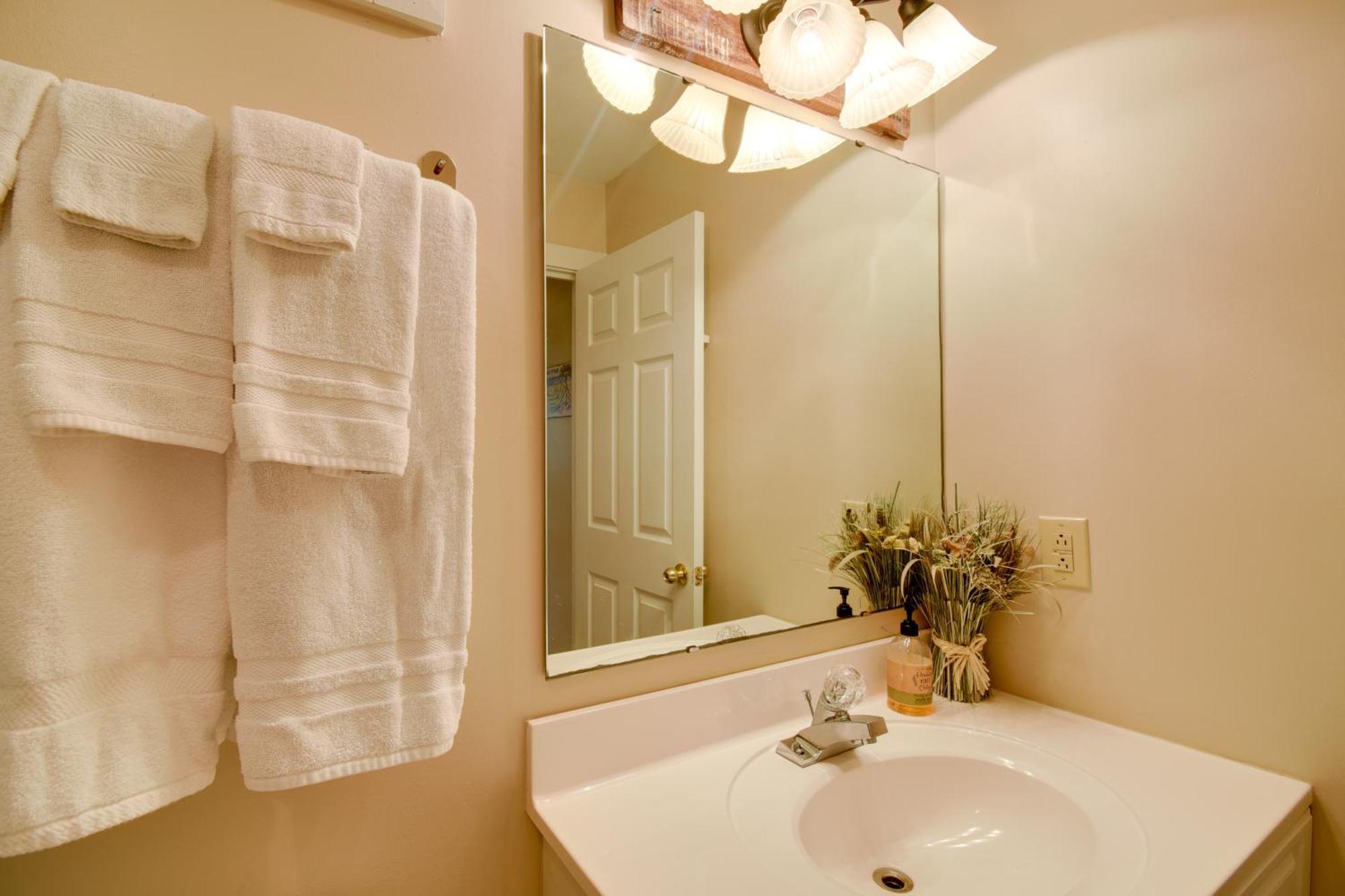 Ocean Isle Apartment With Balcony, 1 Mi To Beach! โอเชียนไอเอิลบีช ภายนอก รูปภาพ