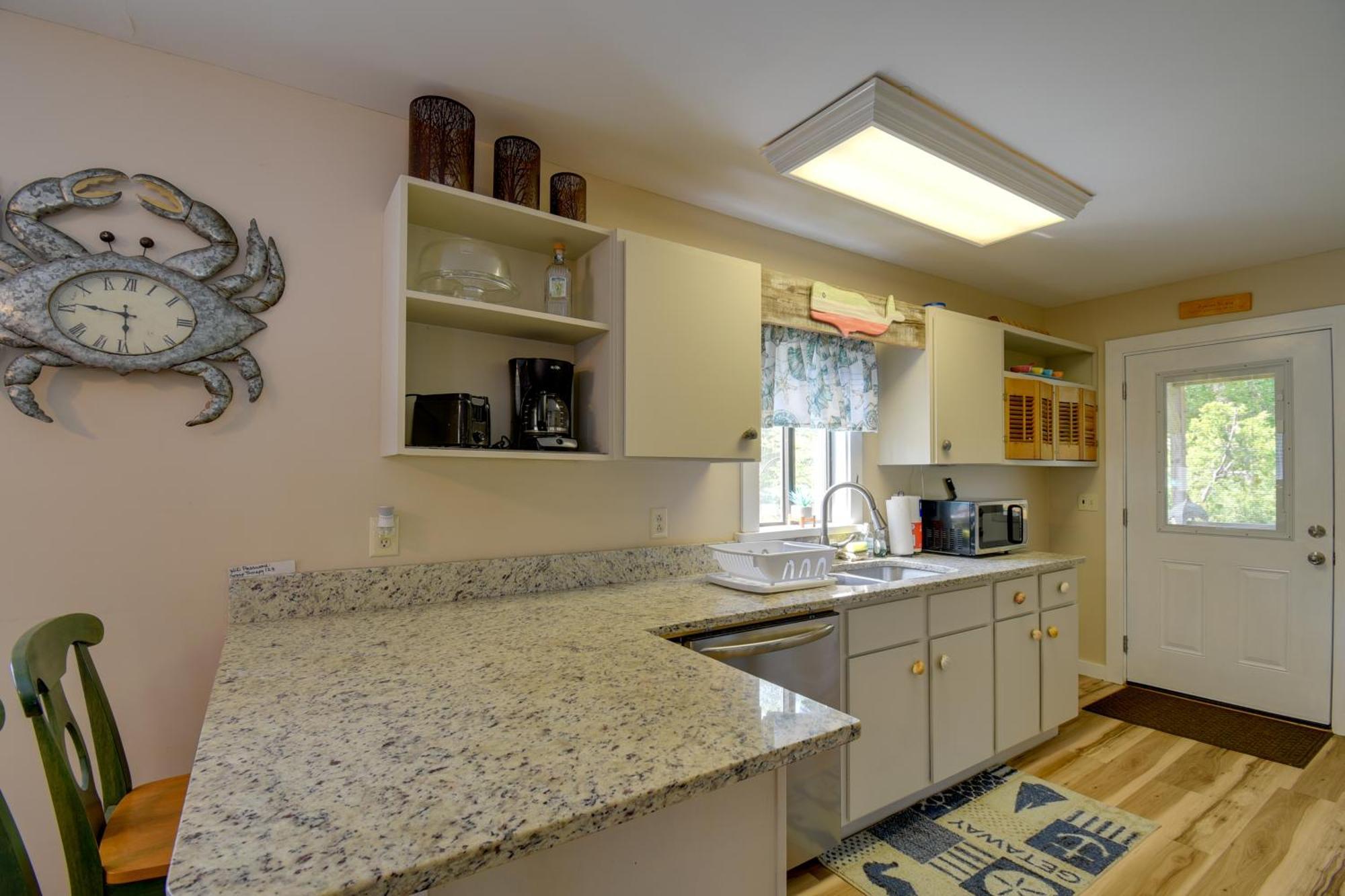 Ocean Isle Apartment With Balcony, 1 Mi To Beach! โอเชียนไอเอิลบีช ภายนอก รูปภาพ