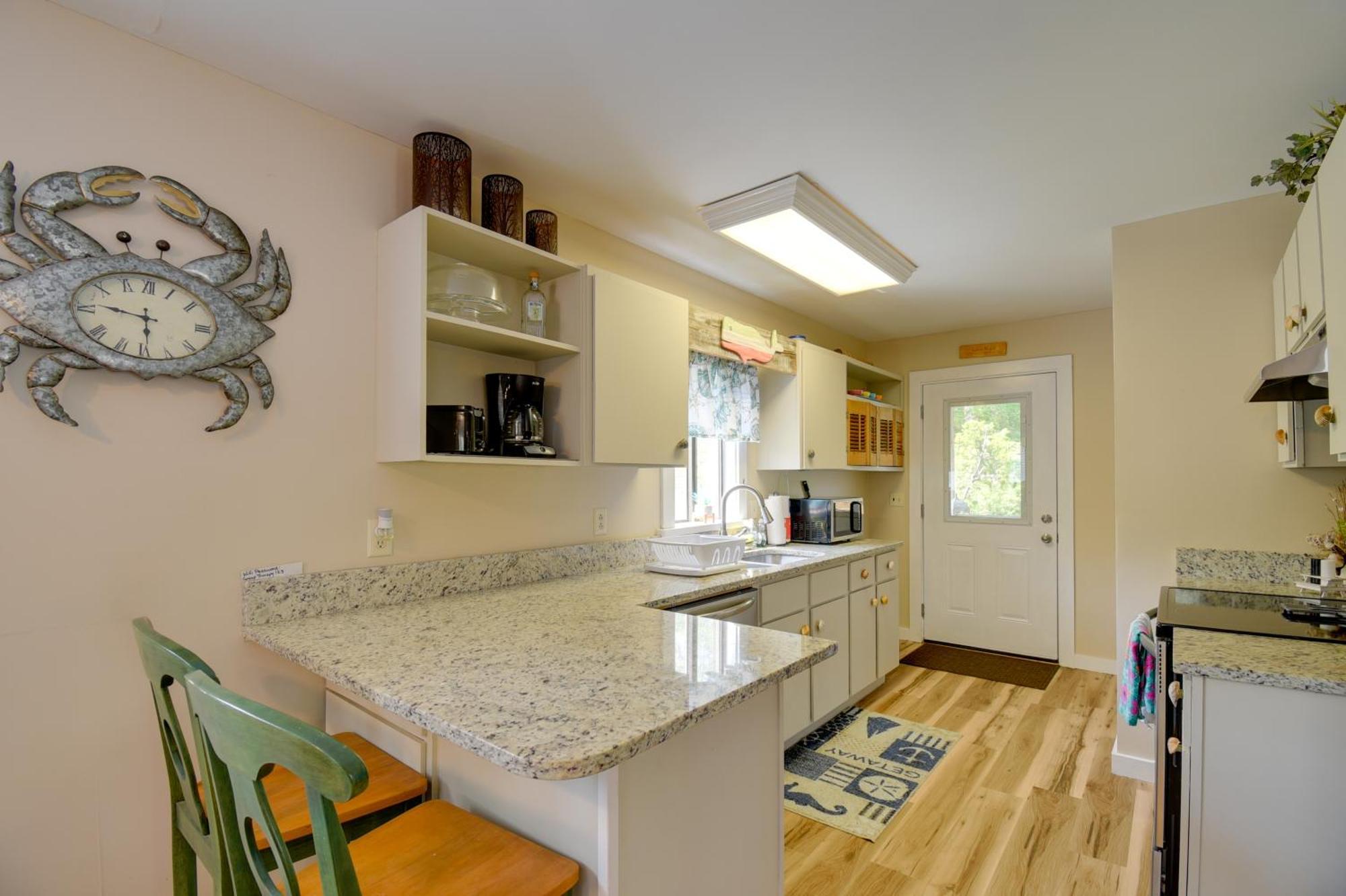 Ocean Isle Apartment With Balcony, 1 Mi To Beach! โอเชียนไอเอิลบีช ภายนอก รูปภาพ