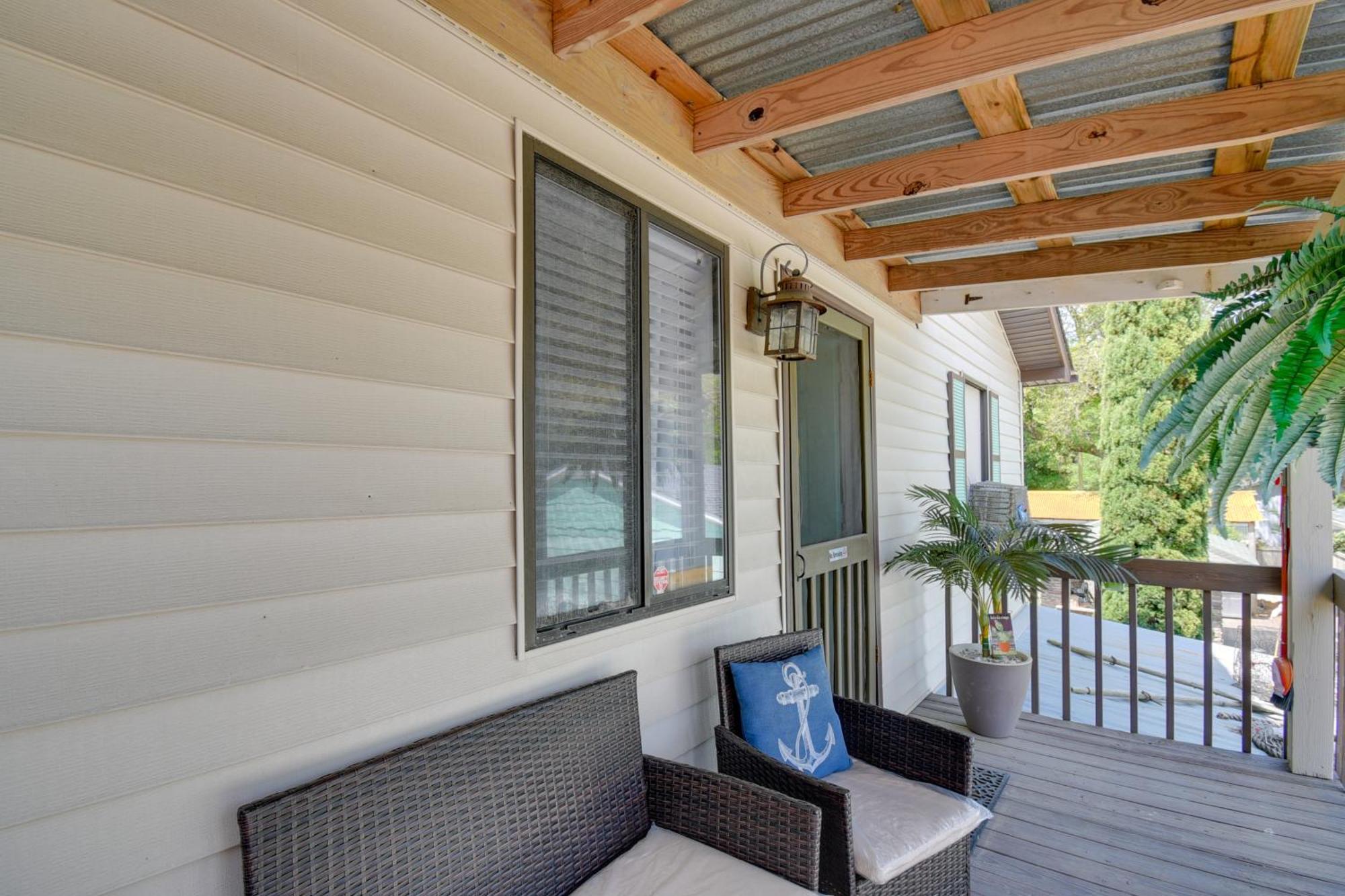 Ocean Isle Apartment With Balcony, 1 Mi To Beach! โอเชียนไอเอิลบีช ภายนอก รูปภาพ