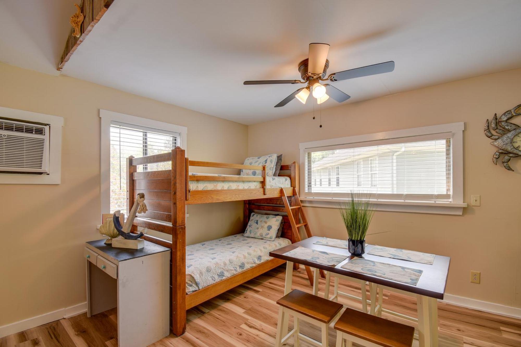 Ocean Isle Apartment With Balcony, 1 Mi To Beach! โอเชียนไอเอิลบีช ภายนอก รูปภาพ