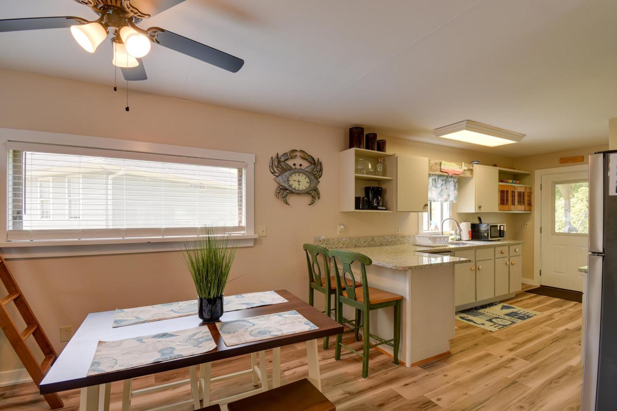 Ocean Isle Apartment With Balcony, 1 Mi To Beach! โอเชียนไอเอิลบีช ภายนอก รูปภาพ